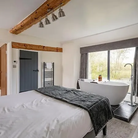 5 Star District Luxury, Pet Friendly, Hot Tub Kendal