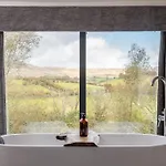The Smithy Cumbria - 5 Star District Luxury, Pet Friendly, Hot Tub